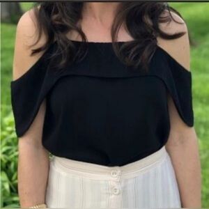 Black off the shoulder shirt ✨